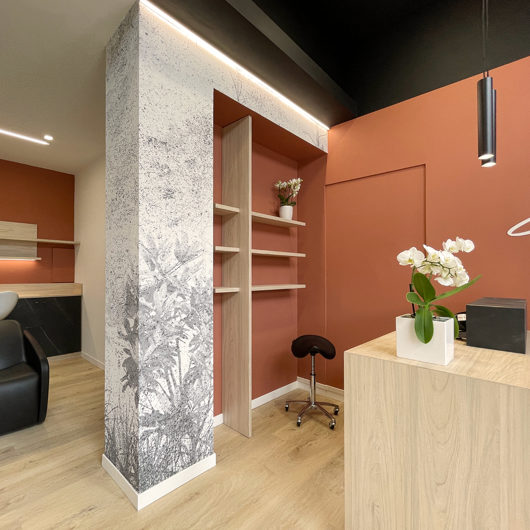 Area reception con focus su colonna con decorazioni floreali 